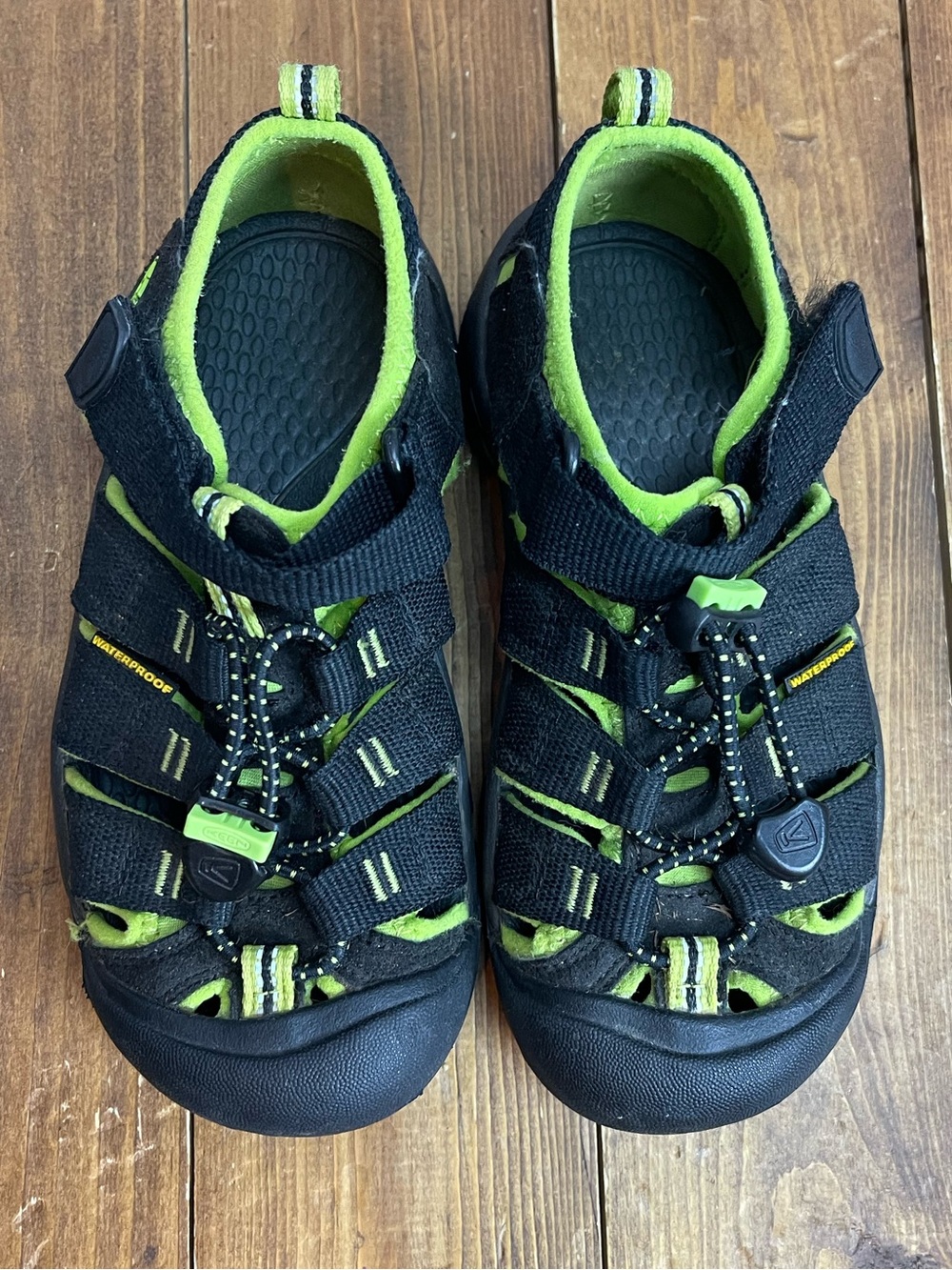 Keen kids size 13 Newport h2 water hiking sandals black and green